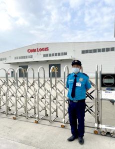 Nhân viên bảo vệ tại vị trí cổng Lock & Lock