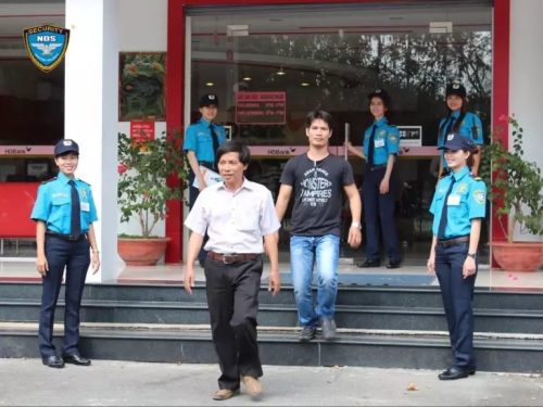 Vệ sĩ của công ty Bảo vệ ngày và đên