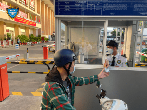 Nhân viên bảo vệ giữ xe tại điểm Iparking