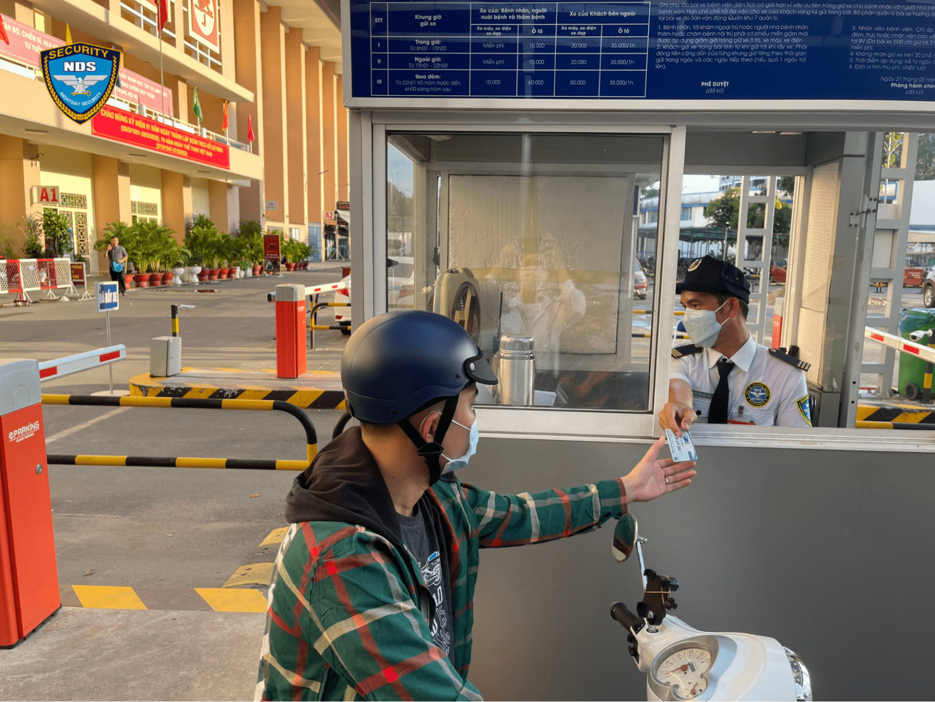 Nhân viên bảo vệ giữ xe tại điểm Iparking