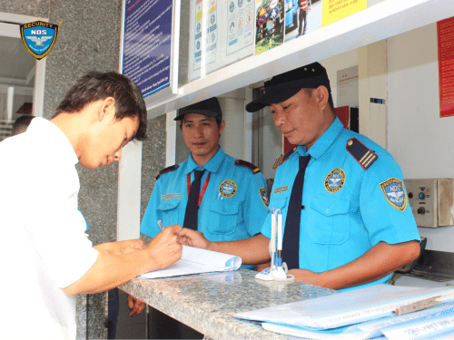 Nhiệm vụ quản lý người ra vào tại cổng tòa nhà văn phòng