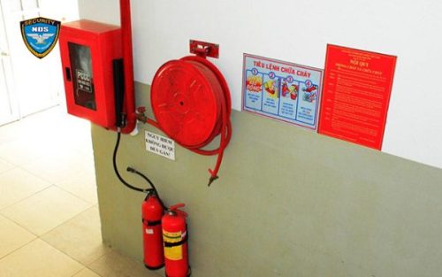 Các bước trong tiêu lệnh chữa cháy nên được treo ở những nơi dễ thấy với độ cao vừa tầm đọc