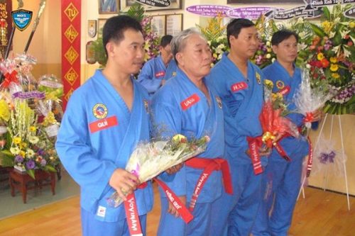 Màu đỏ: tượng trưng cho màu máu, màu của sự hào hùng, kiên quyết, đối với một võ sinh màu đỏ thể hiện tinh thần võ đạo đã ngấm sâu vào máu.