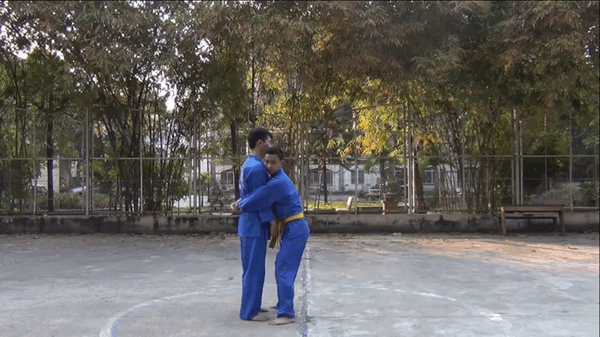 Ôm từ phía trước cả cánh tay