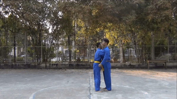 Ôm từ phía trước không bao gồm tay