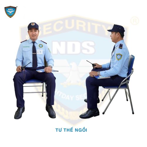 Bảo vệ ngồi ngay ngắn, lịch sự.