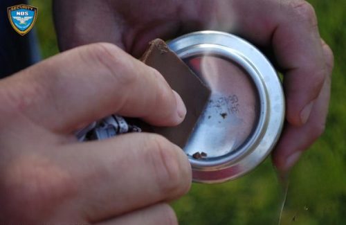 Sô cô la và vỏ lon nhôm