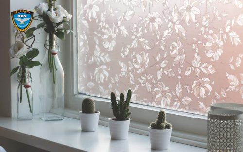 Dán decal mờ cho kính để tăng sự riêng tư
