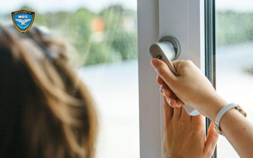 Đóng tất cả cửa khi rời nhà