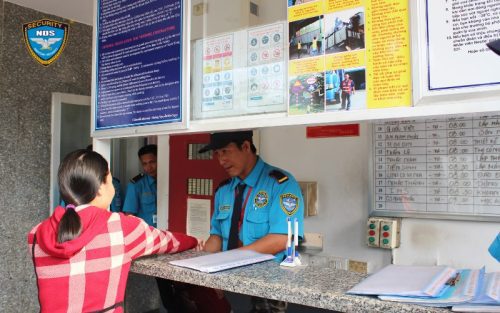 Ghi chép cẩn thận thông tin khách ra vào