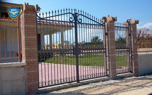 Hàng rào sắt sẽ cản trở kẻ xấu vào nhà bạn