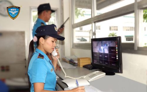 Hình ảnh nhân viên bảo vệ chuyên nghiệp, văn minh, lịch sự