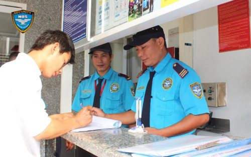 Khách cần ký xác nhận khi rời khỏi nhà máy