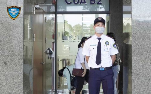 Nhân viên bảo vệ đón tiếp khách hàng tại sảnh chính