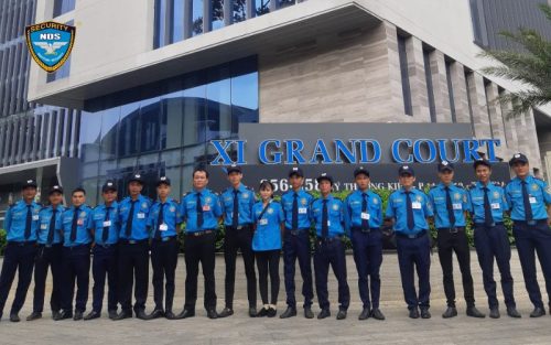 Nhân viên bảo vệ làm nhiệm vụ đảm bảo an ninh tòa nhà