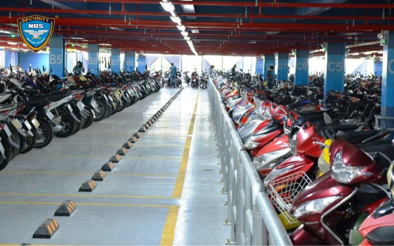 Nhân viên bảo vệ phải luôn hướng dẫn khách hàng sắp xếp phương tiện đúng nơi quy định