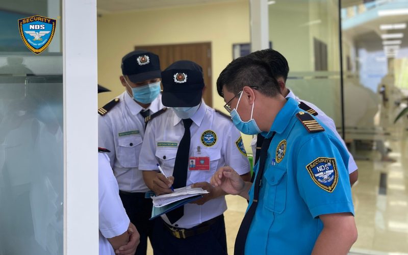 Nhân viên bảo vệ phối hợp hoàn thành nhiệm vụ