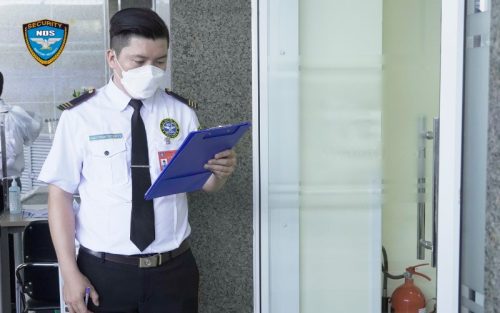 Nhân viên bảo vệ thực hiện kiểm tra tình trạng các trang thiết bị