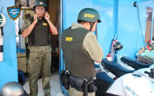 Nhân viên bảo vệ trang bị áo giáp khi được cho phép