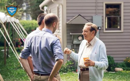 Nhờ hàng xóm trông nom nhà cửa khi đi vắng