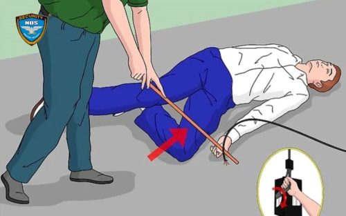  Sử dụng một thanh khô để kéo sợi dây điện