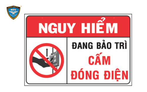 Treo biển báo để thông báo việc đang sửa chữa điện