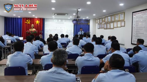 giao ban đầu năm