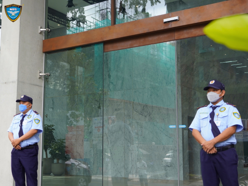 Nhiệm vụ bảo vệ tòa nhà tại cổng chỉnh