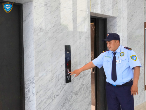 Bảo vệ thang máy tòa nhà