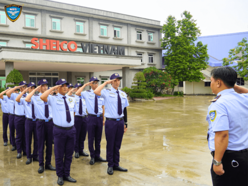 Bảo vệ Ku casino kiểm soát vé tại công chính