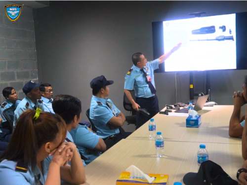 Nhân viên bảo vệ được trang bị các thiết bị hiện đại