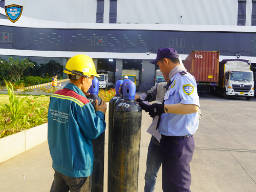 Bảo vệ Ku casino tuần tra khu công nghiệp