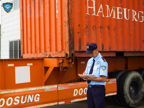 Bảo vệ Ku casino tuần tra khu công nghiệp