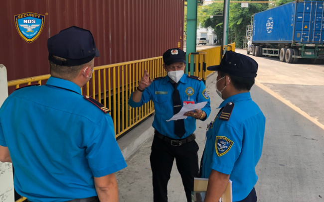 đội ngũ bảo vệ đang thực hiện nhiệm vụ