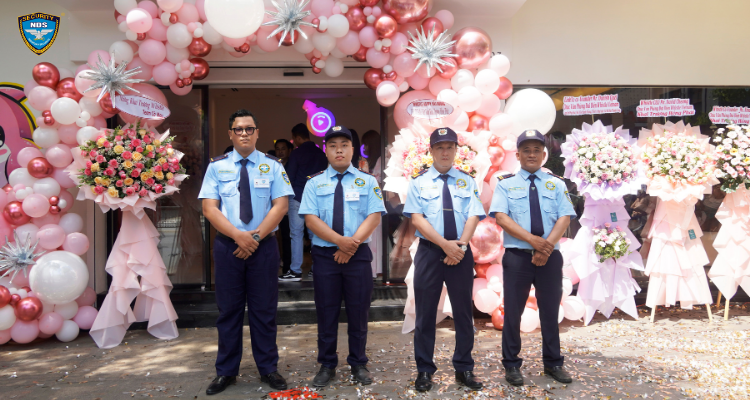 bảo vệ buổi khai trương whistle