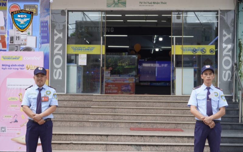 Đảm bảo an toàn của khách ra vào là nhiệm vụ quan trọng của nhân viên bảo vệ ngân hàng