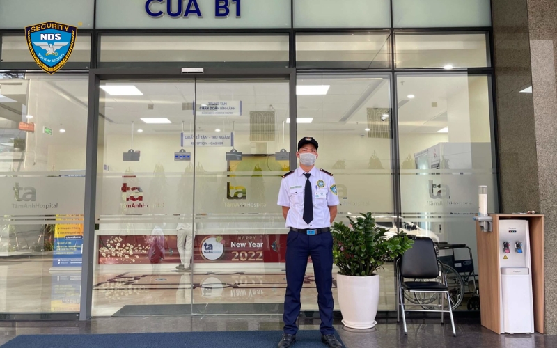 Bảo vệ tòa nhà tại cổng chính là một nhiệm vụ quan trọng