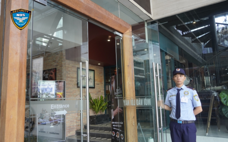 Bảo vệ và hỗ trợ cư dân và khách hàng khi cần thiết