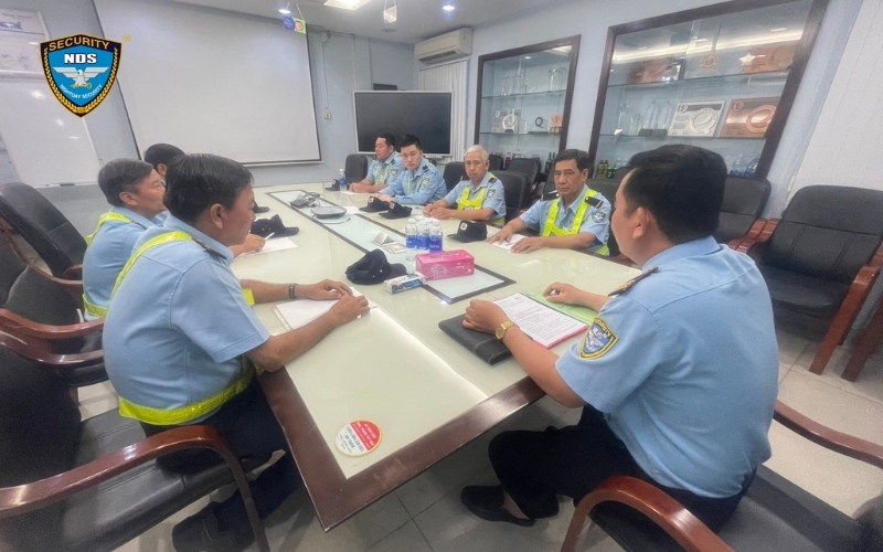 Chỉ huy trưởng đóng vai trò quan trọng trong việc lên lịch, đánh giá và quản lý nhân sự