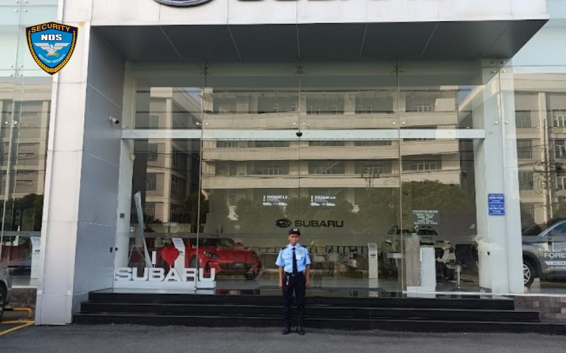 Nhân viên thực hiện nhiệm vụ bảo vệ tại cổng chính công ty