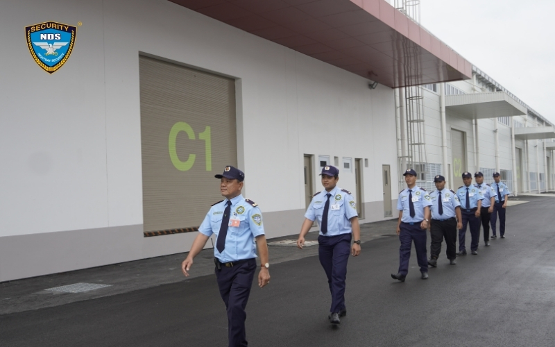 Nhân viên bảo vệ duy trì sự ổn định về an ninh, trật tự tại ngân hàng