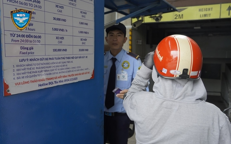 Nhân viên bảo vệ trường học thực thi nhiệm vụ